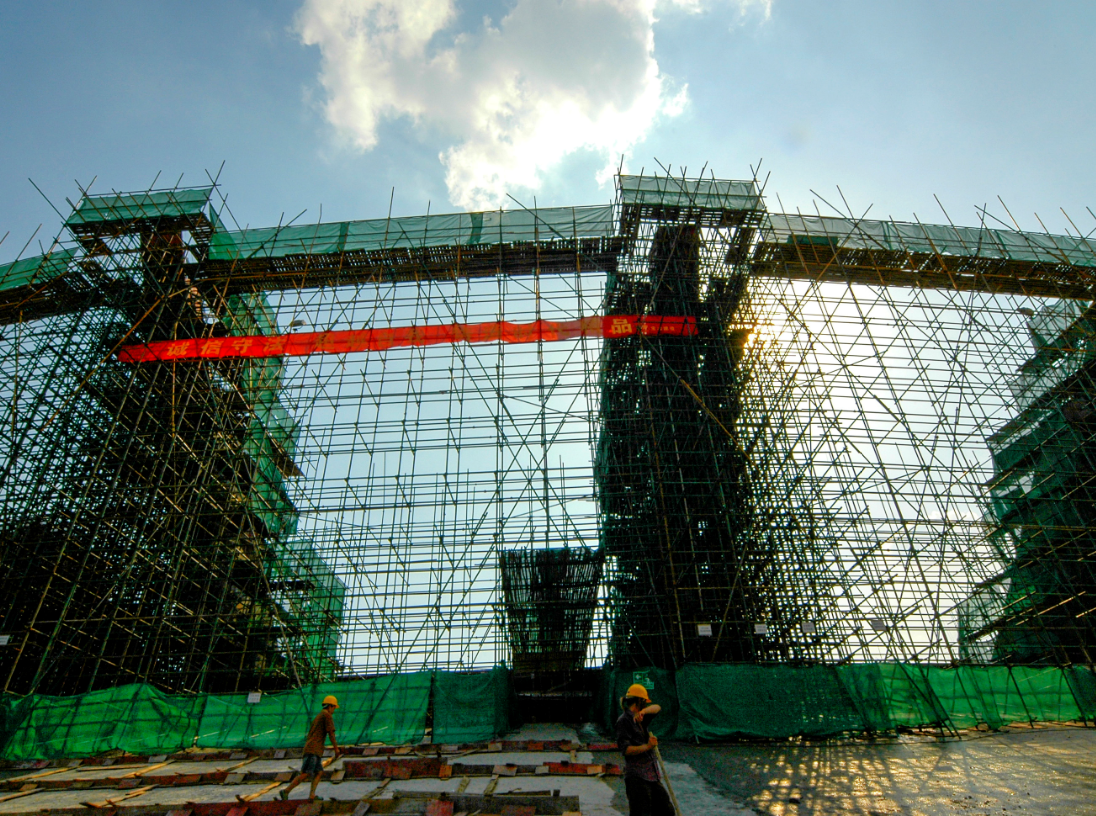 2005年，兴建中的世纪莲花体育馆