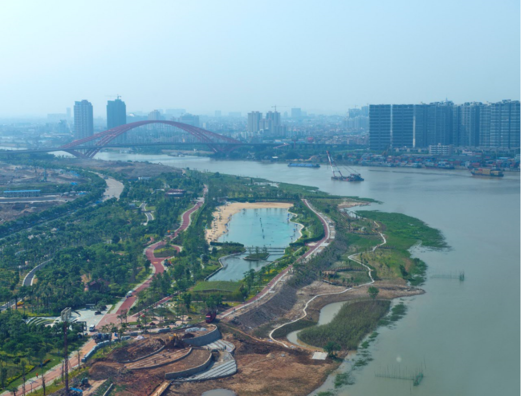 2012年，兴建中的河道和公园